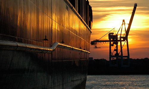 HAMBURGER HAFEN IM SOMMERLICHEN ABENDLICHT